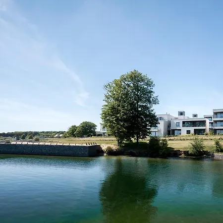 Отель Golden Lakes 4*