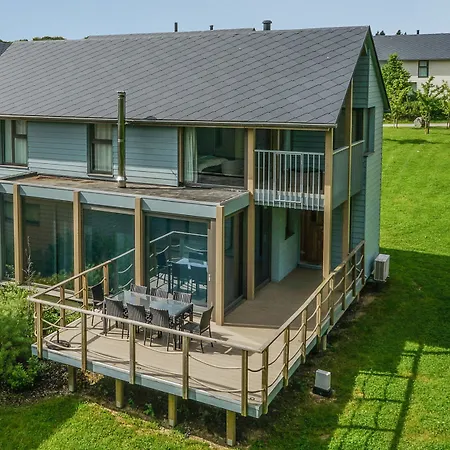 Golden Lakes فندق 4*