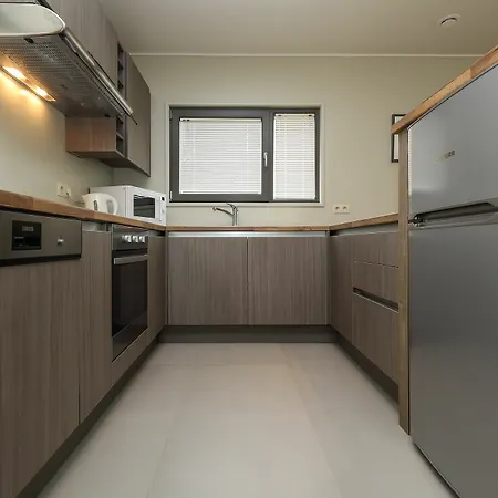 Отель Golden Lakes 4*